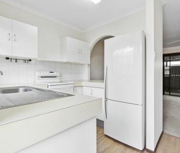 PERFECTLY POSITIONED TWO BEDROOM UNFURNISHED DUPLEX - Photo 4