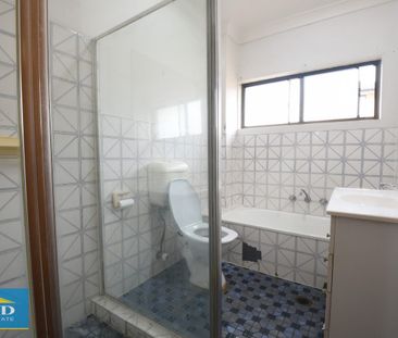 Spacious 2 Bedroom Unit. Lock Up Garage. Quiet Location. Walk to St... - Photo 1