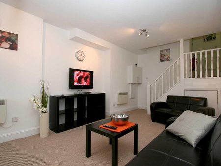 1 bedroom in a flat share to rent - Photo 2