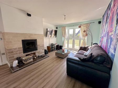 4 bedroom detached house to rent - Photo 2