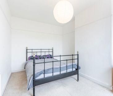 Stunning three double bedroom furnished Victorian property set in a... - Photo 2