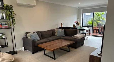 Lovely lock and leave townhouse - Photo 3