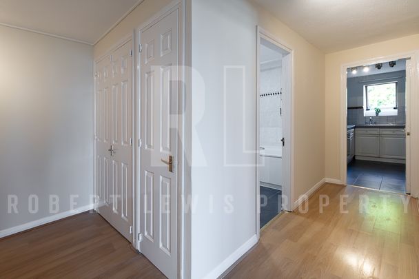 Spacious One Bedroom Penthouse Flat – Etchingham Park Road, N3 - Photo 1