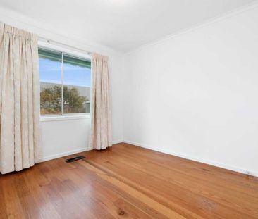 IMMACULATE THREE BEDROOM HOME IN GREAT LOCATION - Photo 4