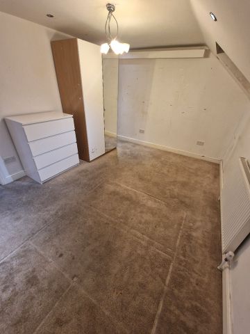 3 Bed Flat, Morden Road, SW19 - Photo 3