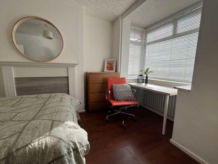 Spare Rooms // Bed & Bath // Available Now!!!, LN5 - Photo 2