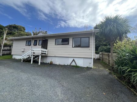 Three bed Lockwood home - Photo 2