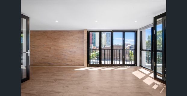 Contemporary 3Br Penthouse with Expansive Loggia & Roof Entertaining - Photo 1