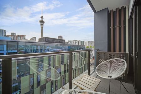 Step out to Victoria Park and the Viaduct. - Photo 3