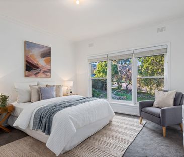 Classic 1960's Residence - Photo 5