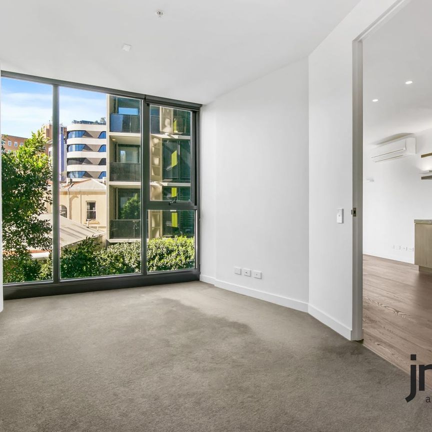 Architecturally designed 2 bedroom apartment - Photo 1