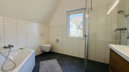 Modernes 5.5-Zimmer-Neubau-Einfamilienhaus mit 2 Bädern, Carport, Parkplatz & Garten in Duggingen - Photo 3