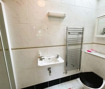 1 bedroom in a house share to rent - Photo 4