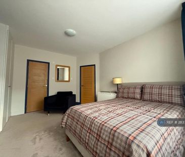 1 bedroom in a flat share to rent - Photo 2