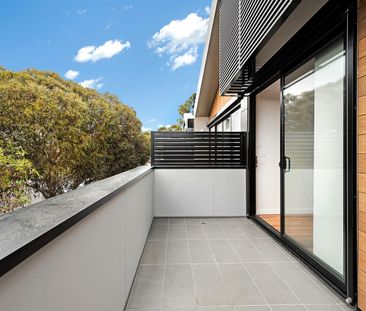 Stylish as new with lofty cathedral style ceilings - Photo 3