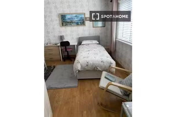 Cozy room in 4-bedroom houseshare in Dún Laoghaire, Dublin - Photo 1