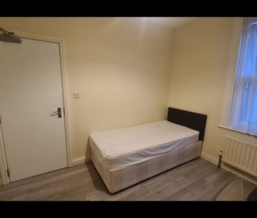 Room in a Shared House, London, N18 - Photo 2