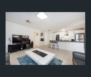 Stunning 4x2 Family Home - Photo 5