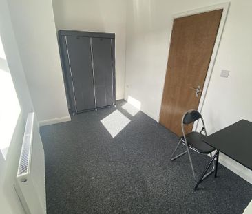 1 bedroom in a flat share to rent - Photo 5