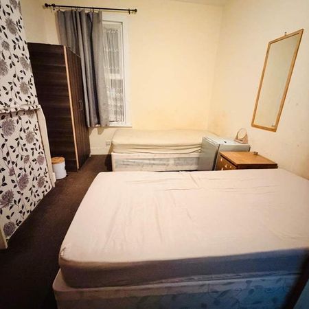 Room in a Shared House, Somerby Road, IG11 - Photo 3