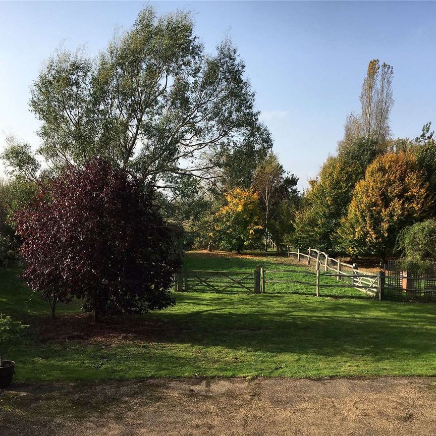 A character Oast house set in a rural location with charming countryside views. - Photo 1