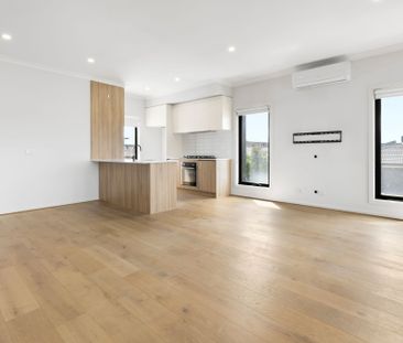 Modern 4 Bedroom Townhouse - Photo 1