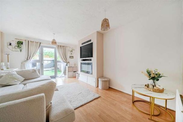 Redhouse Park Gardens, Gosport, PO12 - Photo 1