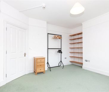 A spacious first floor apartment in this convenient North Oxford lo... - Photo 3