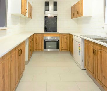 Well Presented Family Home! - Photo 4