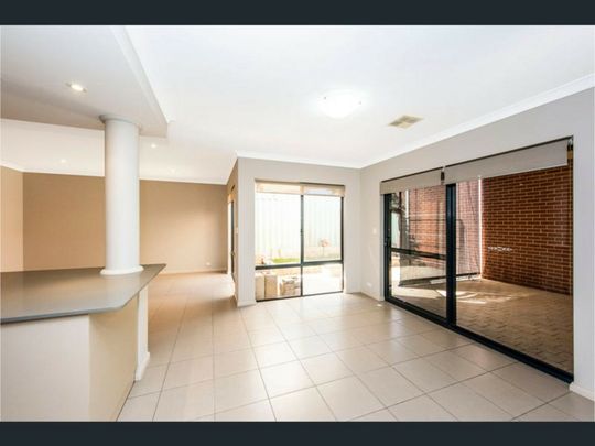 EXCEPTIONAL TOWNHOUSE IN A GREAT LOCATION - Photo 1