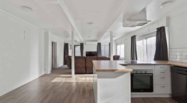 Tidy, central, three bedroom apartment - Photo 1