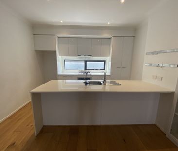 Modern Three-Level Townhouse in Prime Maidstone Location - Photo 3