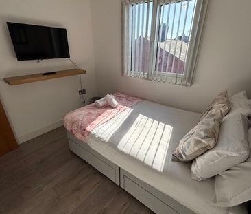 5 bedroom terraced house to rent - Photo 3