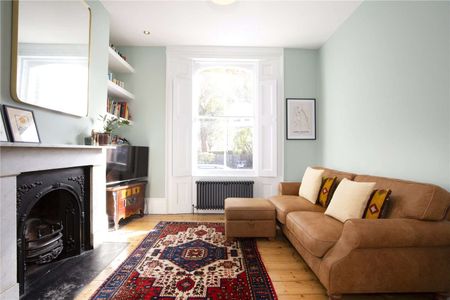 Completely refurbished three bedroom house with a private garden in Islington. - Photo 2