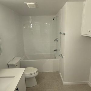 4 1/2 à louer très grand entièrement rénové - Photo 2