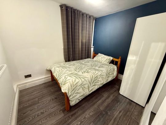 5 Bed Flat, Lilburne Court, SW15 - Photo 1