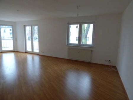 Großzügig geschnittene Wohnung in grüner Lage, mit großem Balkon***gefl. Wannenbad***Laminat*** - Photo 4