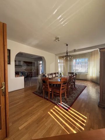 Casa de inchiriat, 8 camere, 800 mp, in Gruia langa stadion - Photo 2