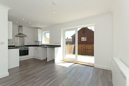 3 bedroom end of terrace house to rent - Photo 3