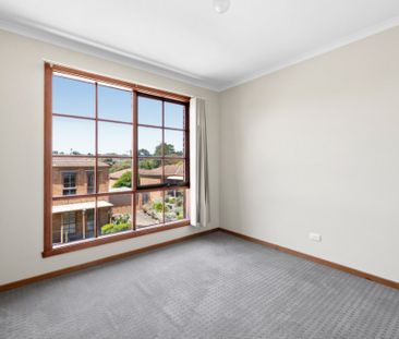 Fantastic 3 Bedroom Townhouse - Photo 1