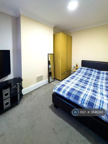 3 bedroom end of terrace house to rent - Photo 2