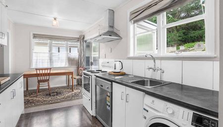 Charming 2 - Bedroom with Home Office - Photo 3