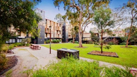 La Trobe University - Menzies College, Melbourne - Photo 2