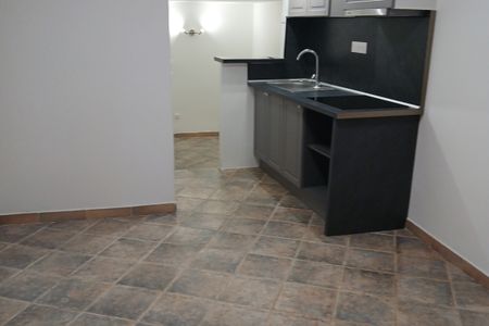 Coquet studio vide à louer dans le village de Biot - Photo 2