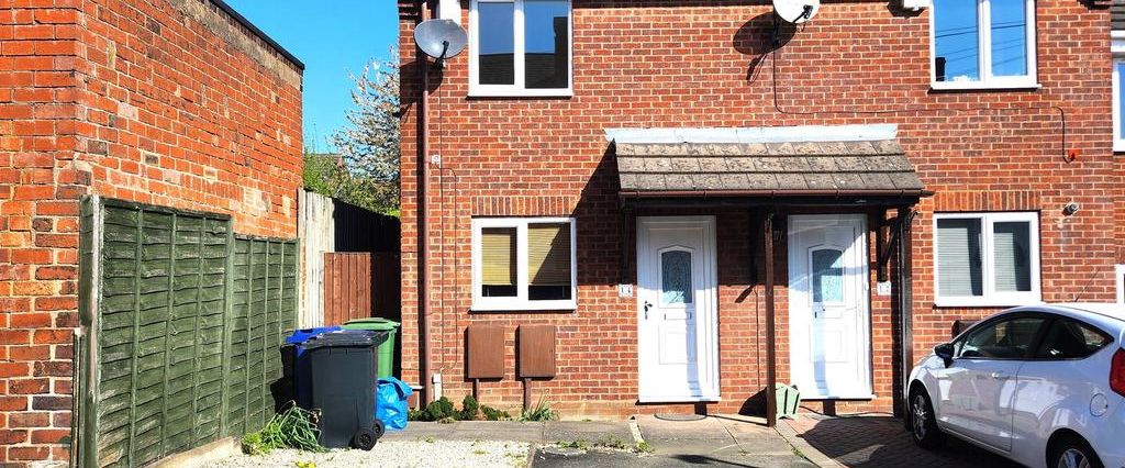 2 bedroom end of terrace house to rent - Photo 1
