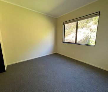 Great View Standalone 3-Bed 2-Bath w/ Backyard - Photo 4