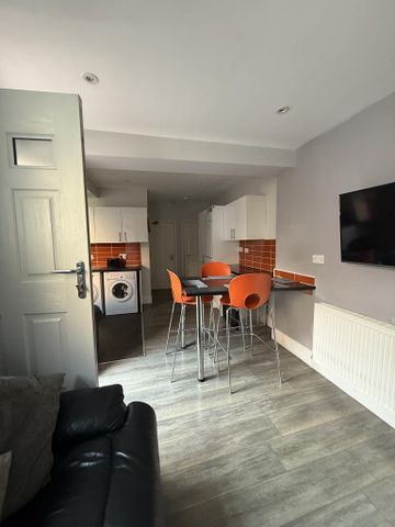 6 bedroom end of terrace house to rent - Photo 2