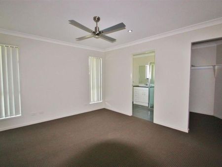 Spacious Family Home with Air Con and Huge Yard! - Photo 2