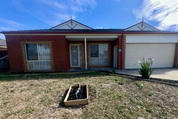 Spacious 4-Bedroom Family Home in Cranbourne - Photo 1