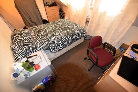 5 bedroom House in Hessle View, Leeds - Photo 4